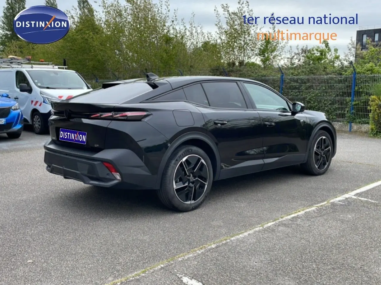 Peugeot 408 noir métal vue 3/4 arrière droit, soulignant ses lignes fluides et ses jantes noires distinctives.