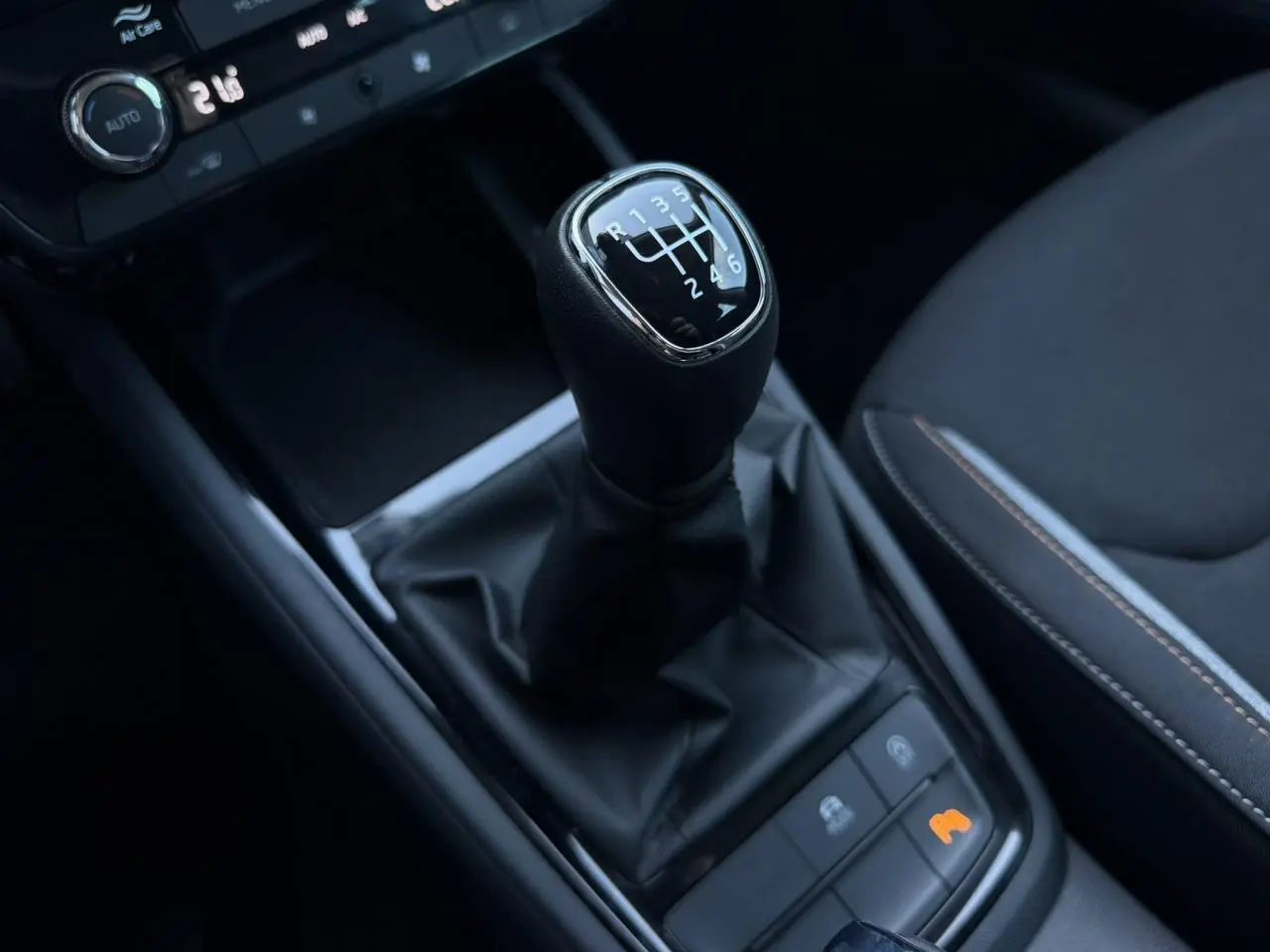 Gros plan sur le levier de vitesses manuel noir et la console centrale de la Skoda Scala TSI 116 Sélection 2025.