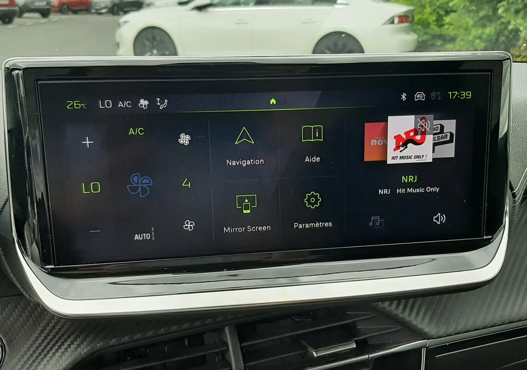 Vue intérieure centrée sur l'écran tactile multimédia de la Peugeot 208 1.2 100CH GT, avec commandes climatisation visibles.
