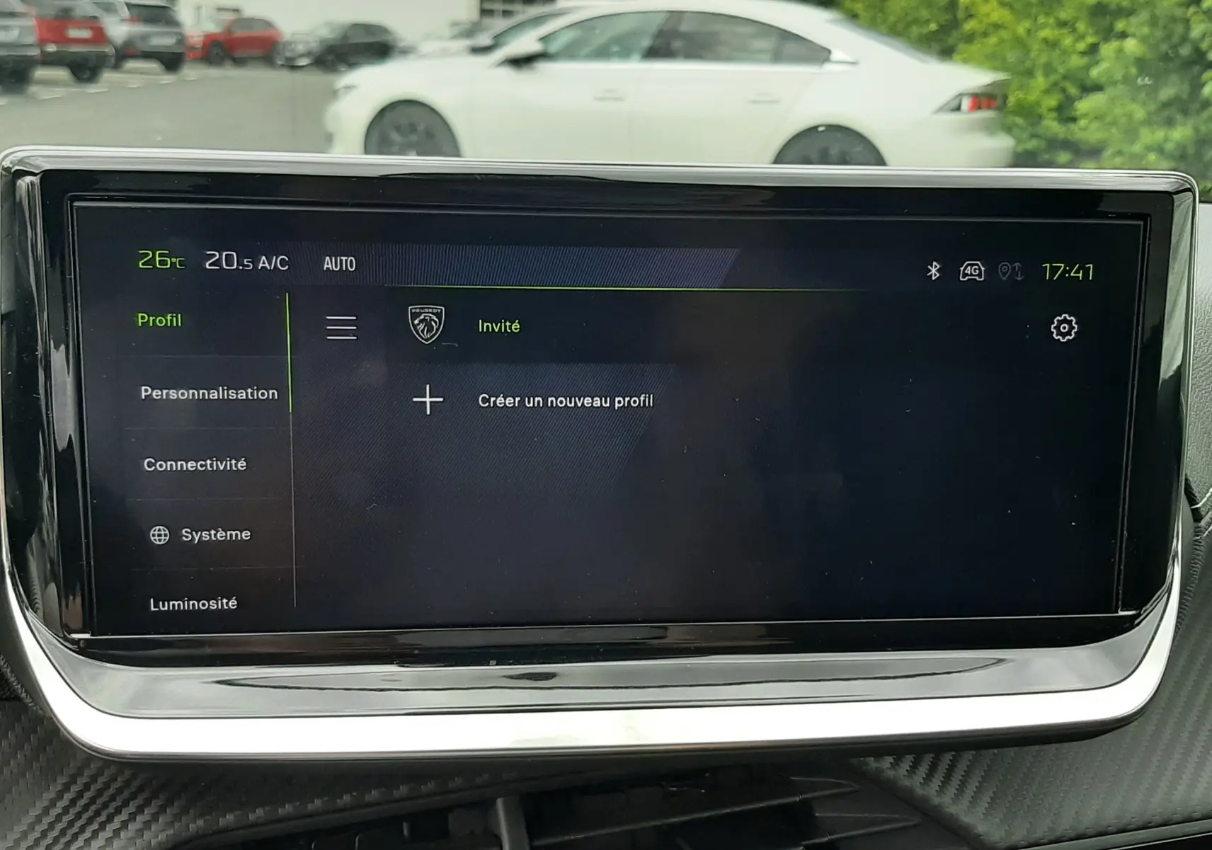 Vue intérieure sur l'écran tactile central de la Peugeot 208 1.2 100CH GT, avec affichage des profils utilisateur.