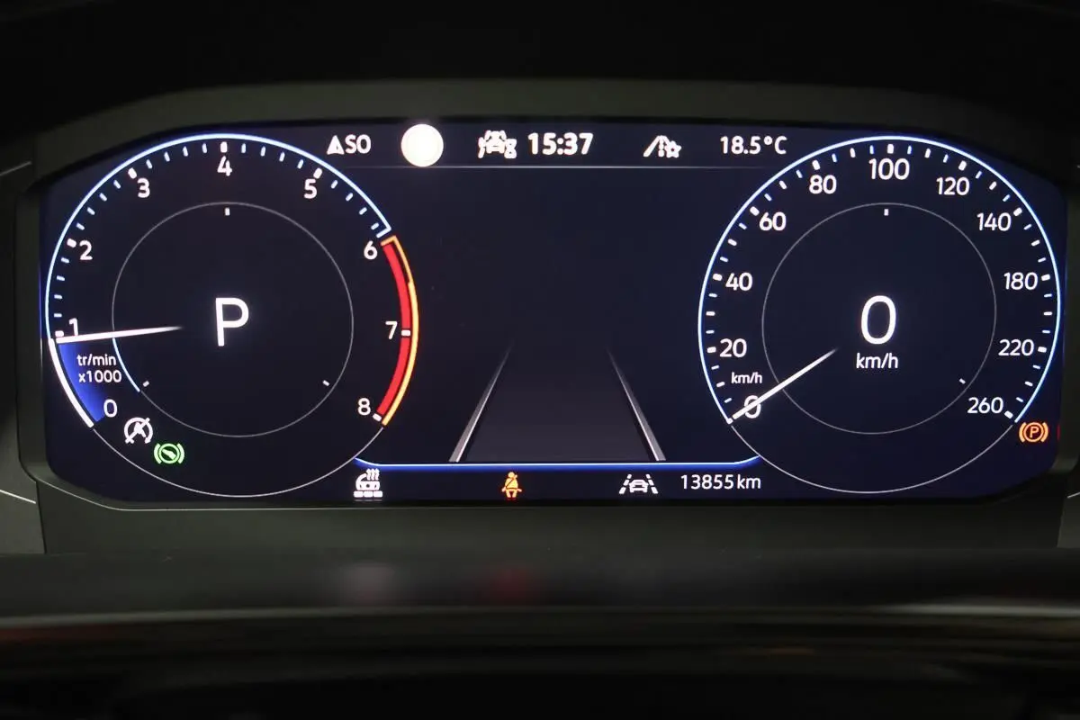 Tableau de bord numérique du Volkswagen T-Roc Cabriolet 2025 affichant vitesse à 0 km/h et régime moteur au ralenti.