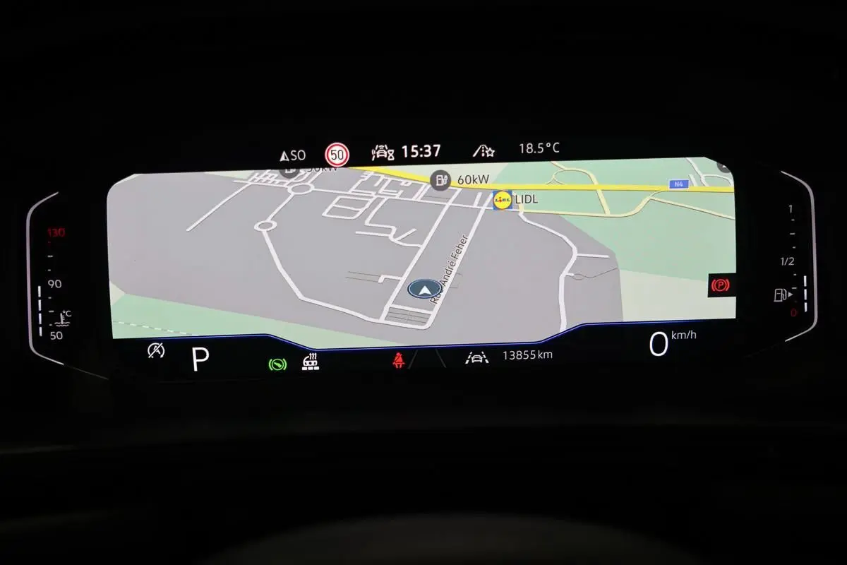Tableau de bord numérique du Volkswagen T-Roc Cabriolet affichant la navigation et les informations de conduite.