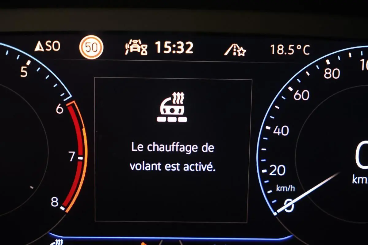 Tableau de bord numérique du Volkswagen T-Roc Cabriolet beige, affichant le chauffage du volant activé à 15h32.