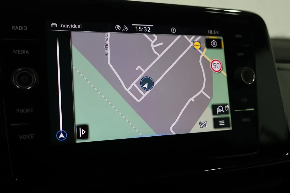 Écran tactile du GPS intérieur du Volkswagen T-Roc Cabriolet, affichant une carte de navigation.