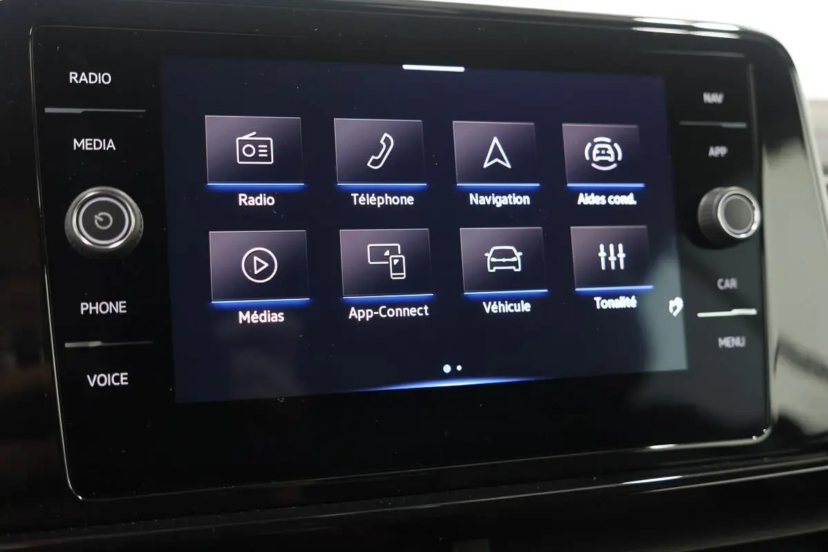 Écran tactile central du Volkswagen T-Roc Cabriolet 2025 affichant les options radio, téléphone et navigation.