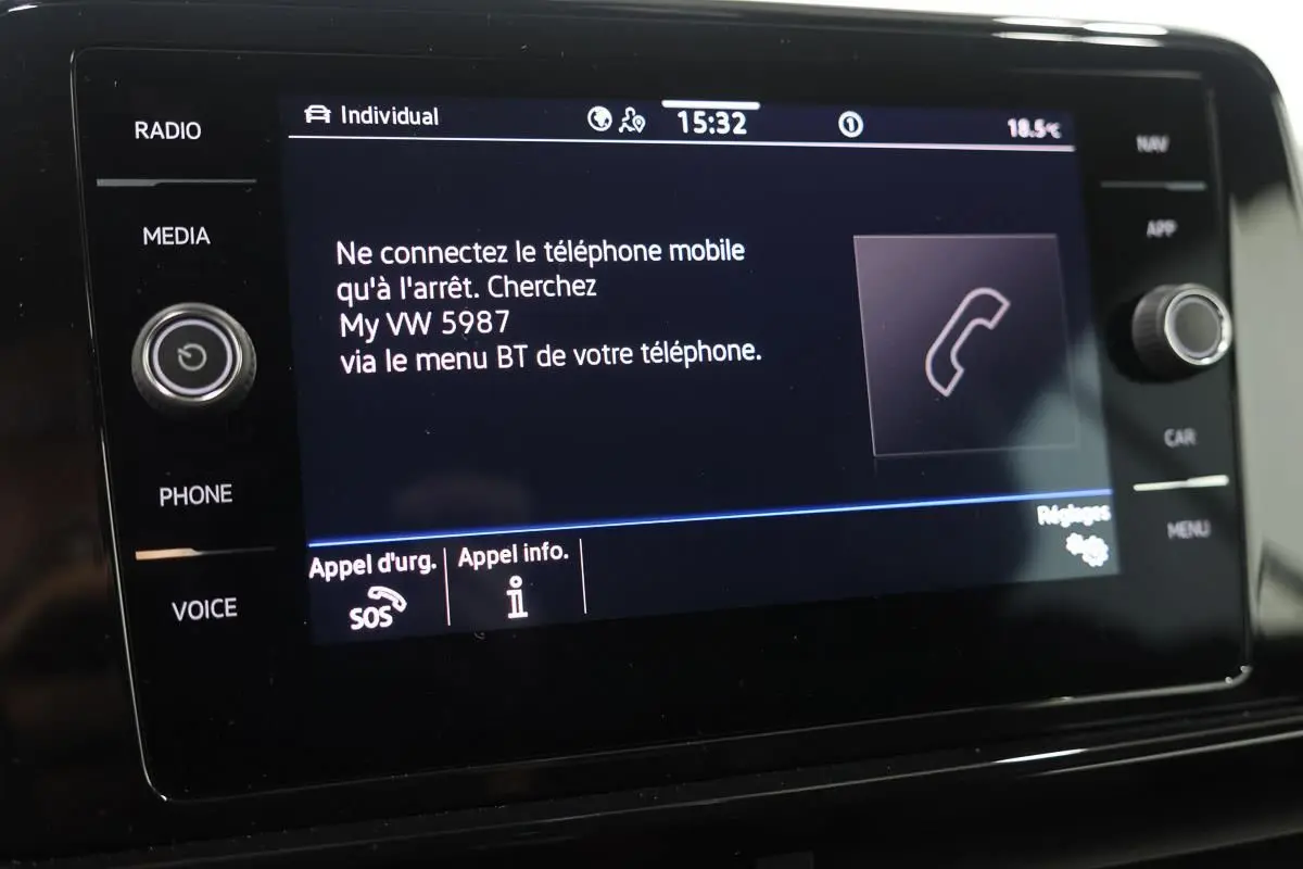 Vue de l'écran multimédia du Volkswagen T-Roc Cabriolet beige métallisé, affichant les instructions de connexion Bluetooth.