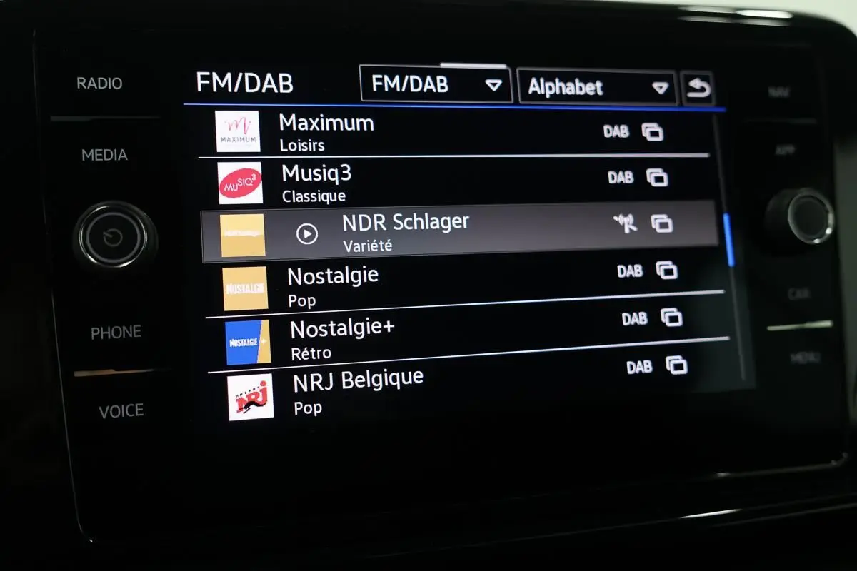 Écran tactile multimédia du Volkswagen T-Roc Cabriolet affichant les stations FM/DAB en intérieur.