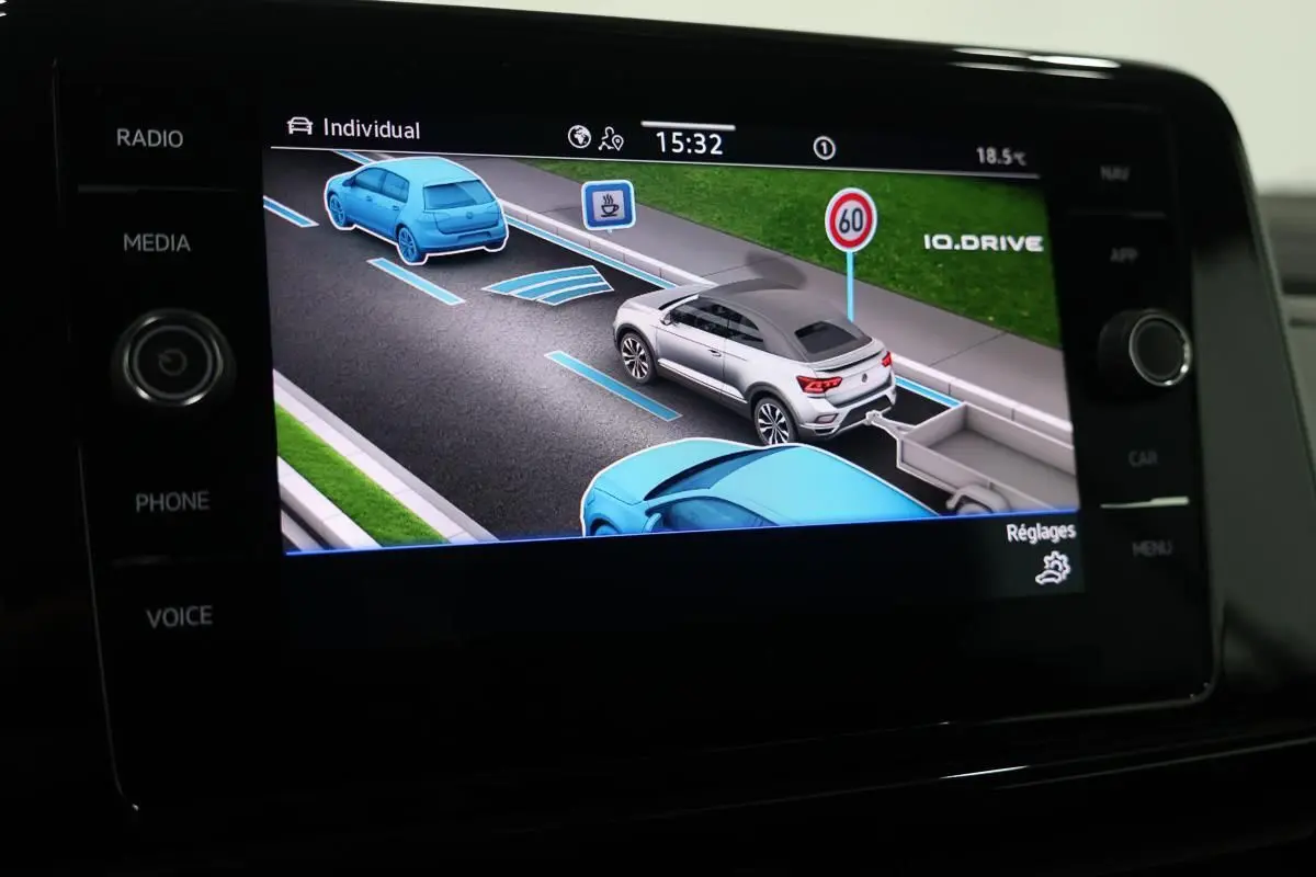 Écran de navigation montrant une Volkswagen T-Roc Cabriolet beige vue de profil droit avec signalisation 60 km/h.