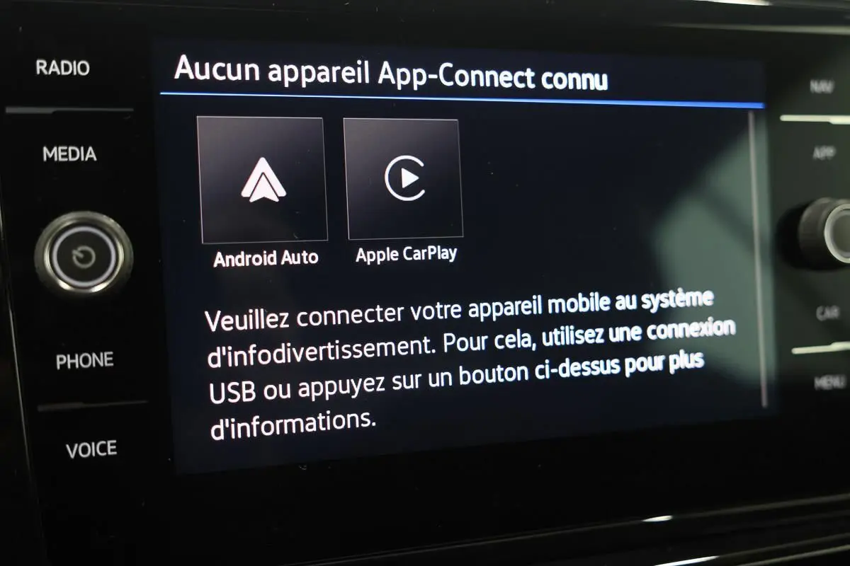 Écran tactile du système d'infodivertissement Volkswagen T-Roc Cabriolet affichant la connexion Android Auto et Apple CarPlay.