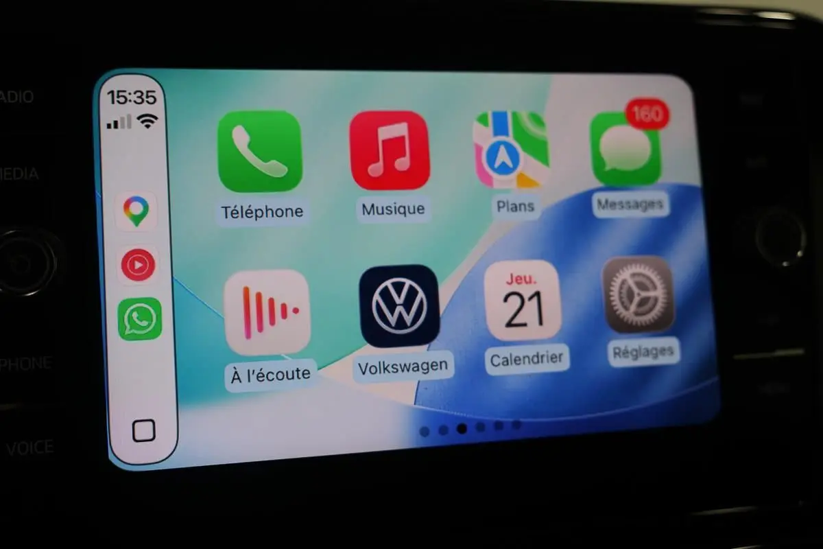 Écran tactile intérieur du Volkswagen T-Roc Cabriolet affichant les applications de connectivité et navigation.