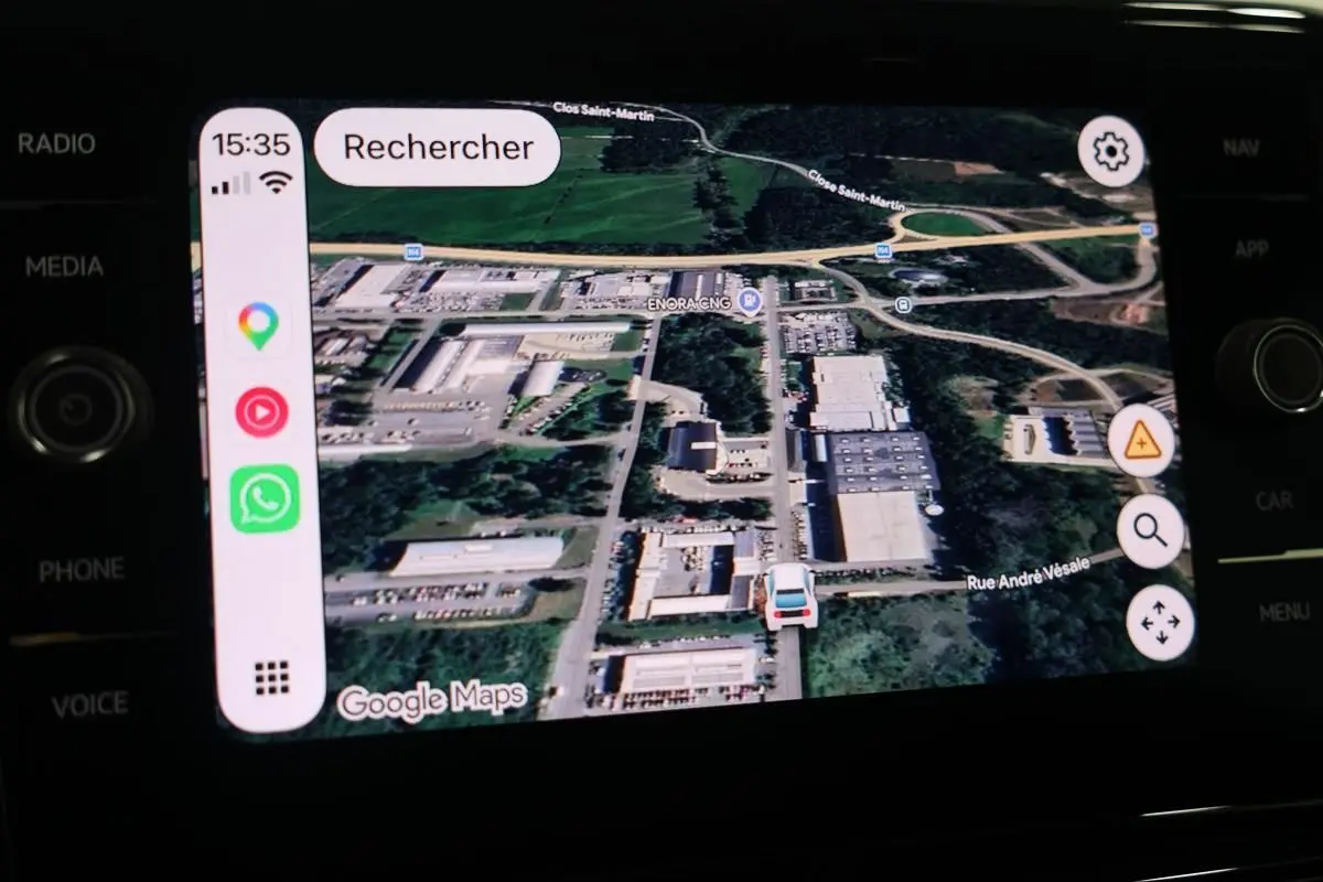 Écran de navigation GPS montrant une vue aérienne d'une zone industrielle avec carte en 3D.