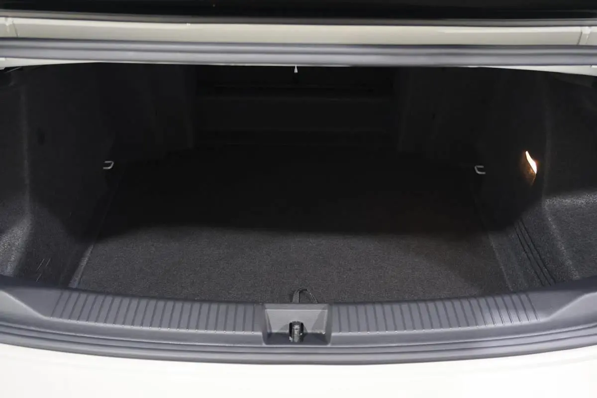 Coffre ouvert vu de face, intérieur noir, sans objet visible, de Volkswagen T-Roc Cabriolet beige métallisé.