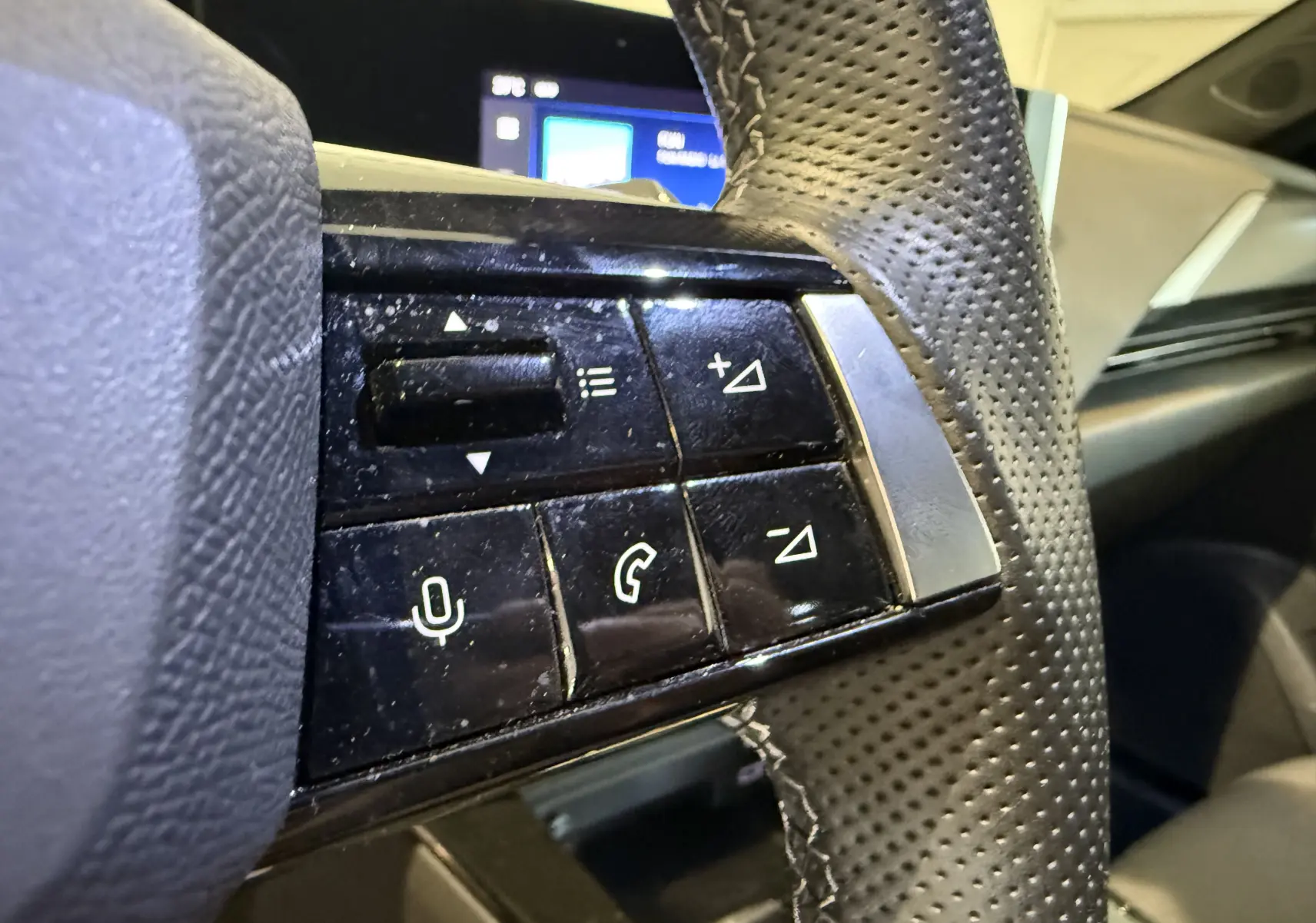 Détail de la console centrale avec écran tactile et commandes climatisation de l’Opel Astra Sports Tourer gris 2024.