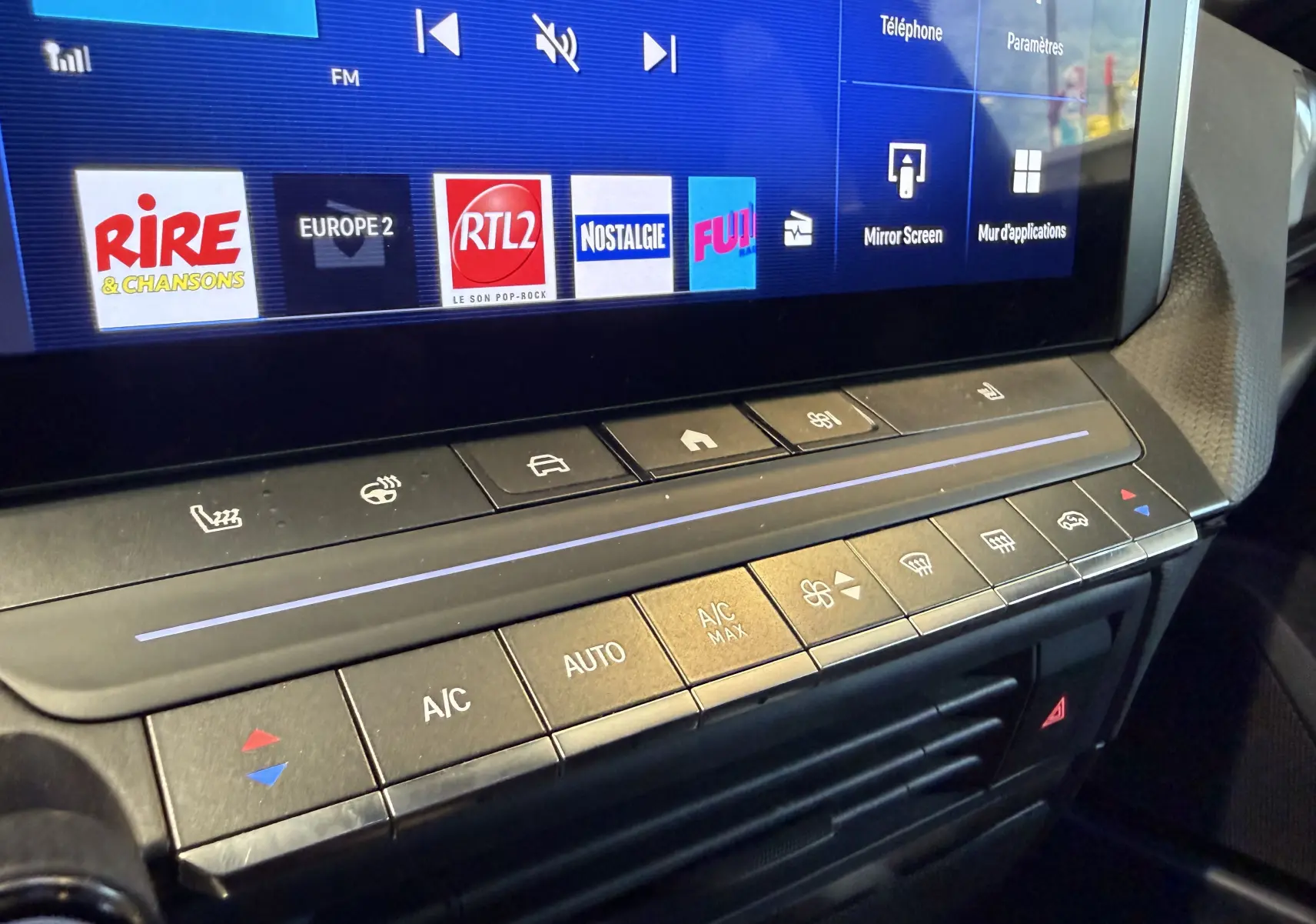 Écran tactile central de l’Opel Astra Sports Tourer gris 2024 affichant la radio FUN en vue intérieure.