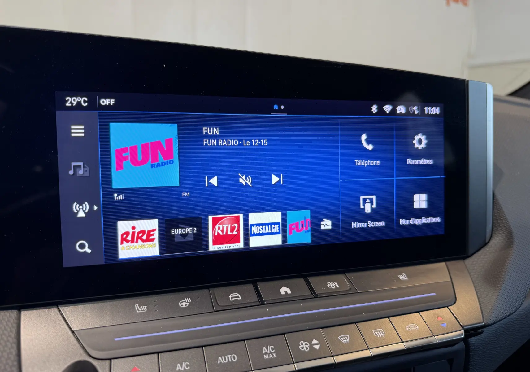 Détail intérieur de la console centrale de l’Opel Astra Sports Tourer 2024, bouton Drive Mode sur surface noire brillante.
