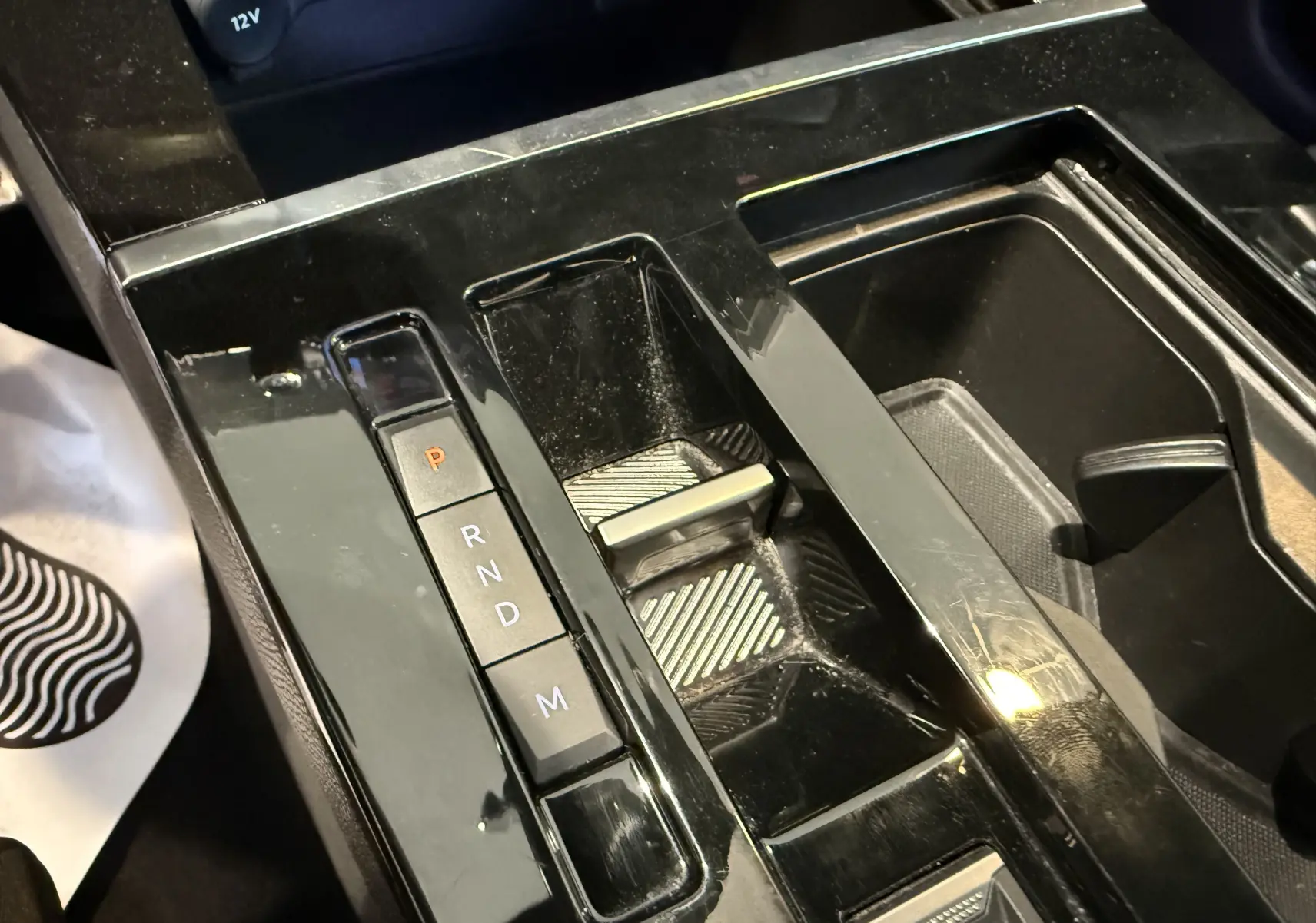 Gros plan sur le bouton de réglage de siège AGR en tissu noir à l'intérieur de l'Opel Astra Sports Tourer gris 2024.