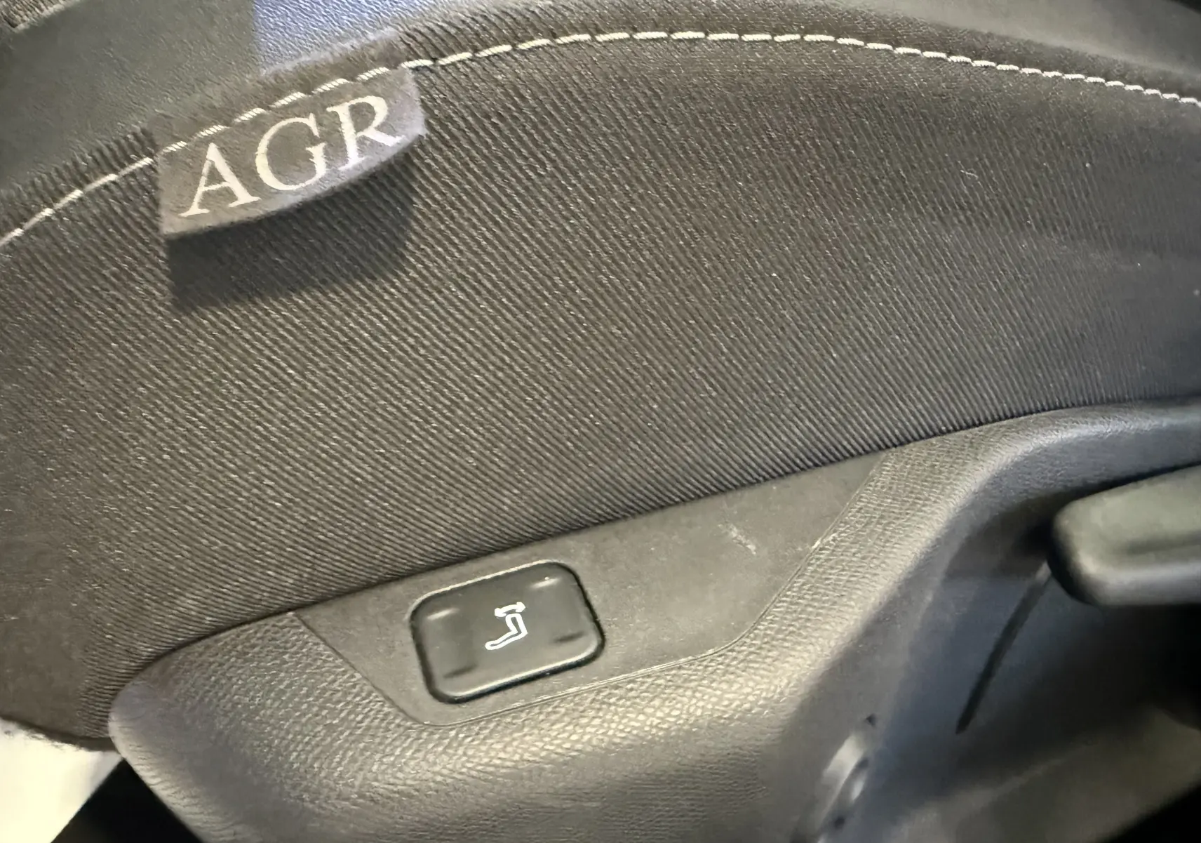 Gros plan sur les commandes de lève-vitres et rétroviseurs côté conducteur de l'Opel Astra Sports Tourer gris 2024.
