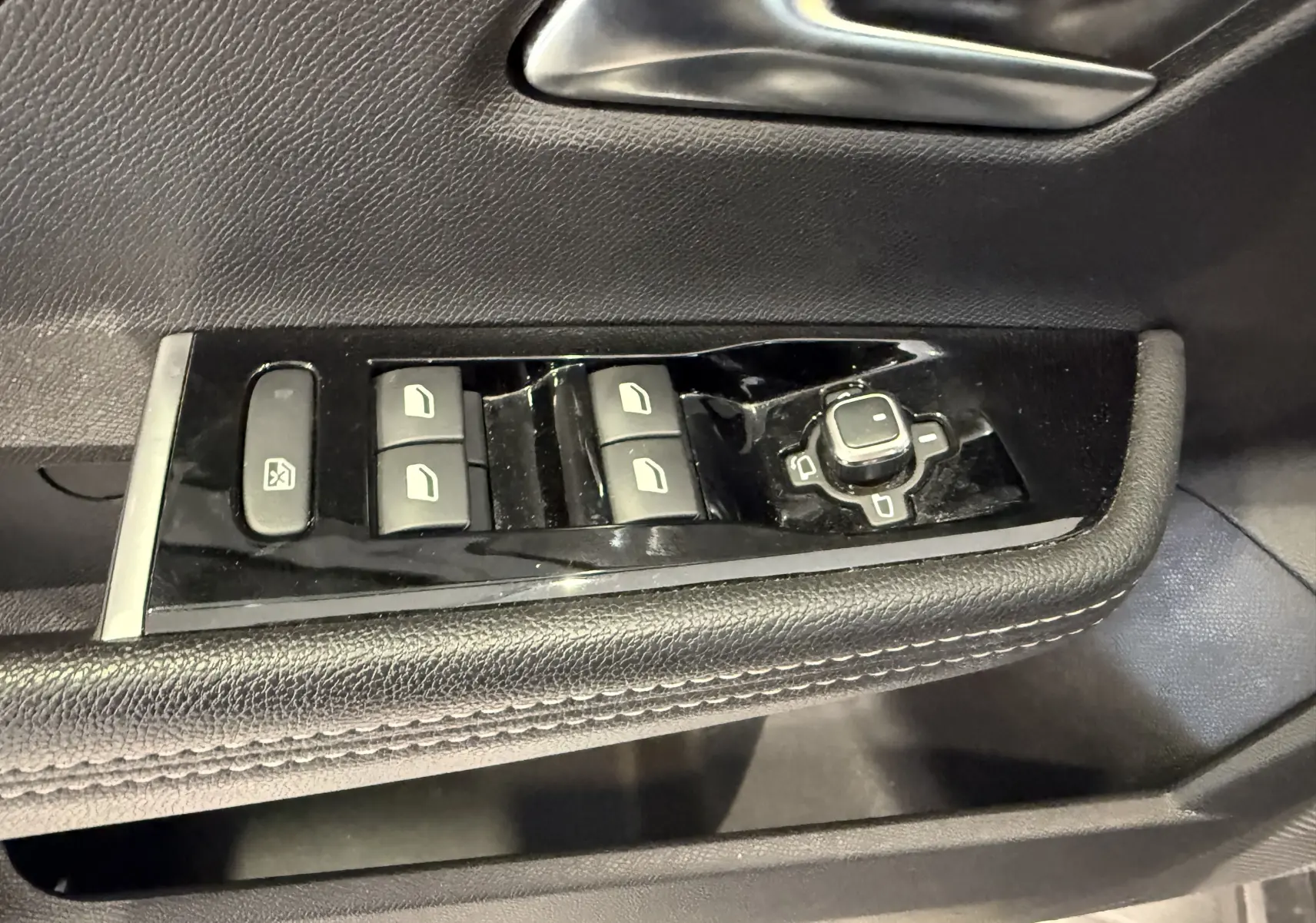 Vue intérieure côté conducteur de l’Opel Astra Sports Tourer 2024, sièges noirs GS avec tableau de bord moderne et écran tactile.