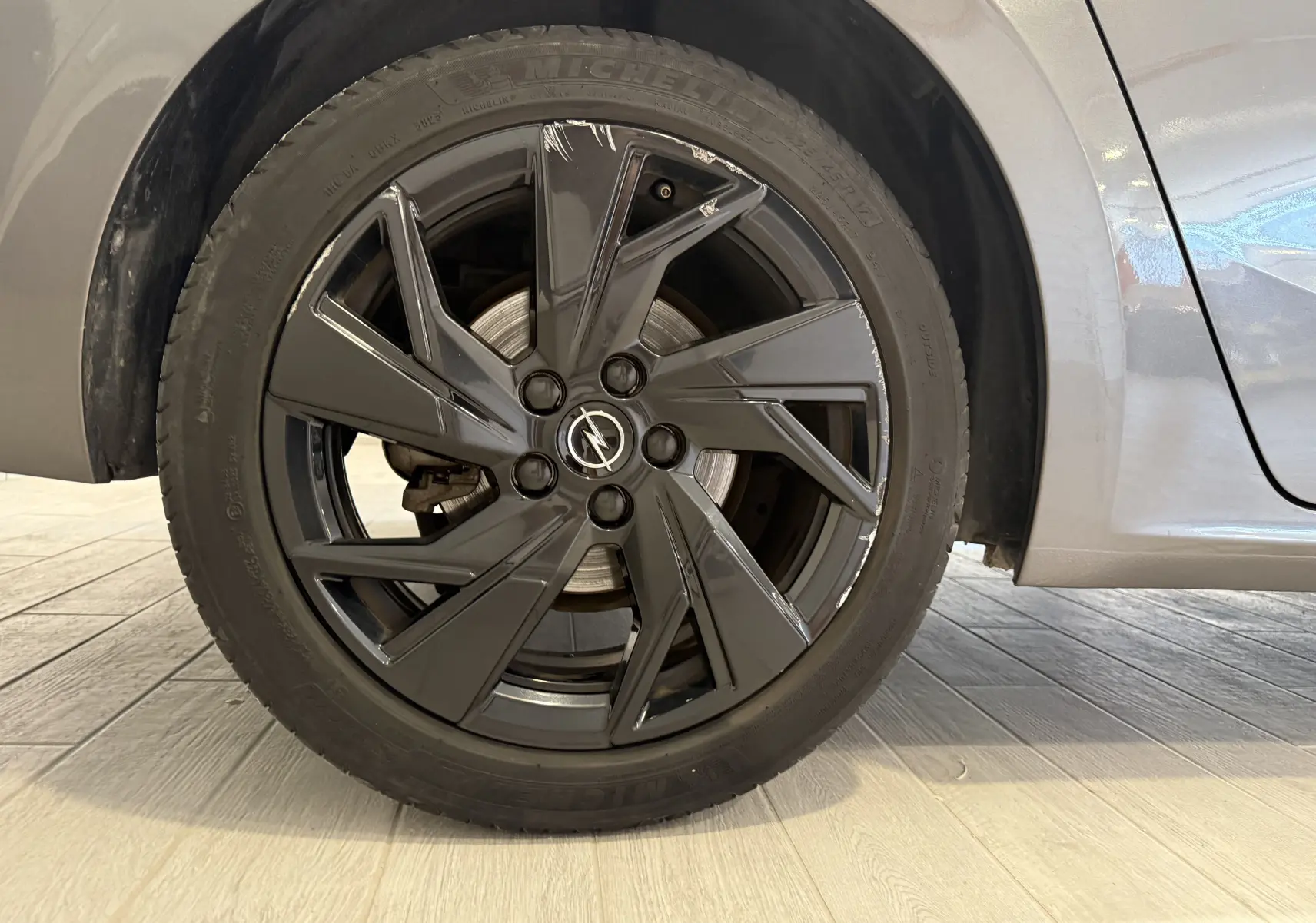 Gros plan sur la roue avant droite gris foncé de l’Opel Astra Sports Tourer 2024 avec jante noire au design moderne.