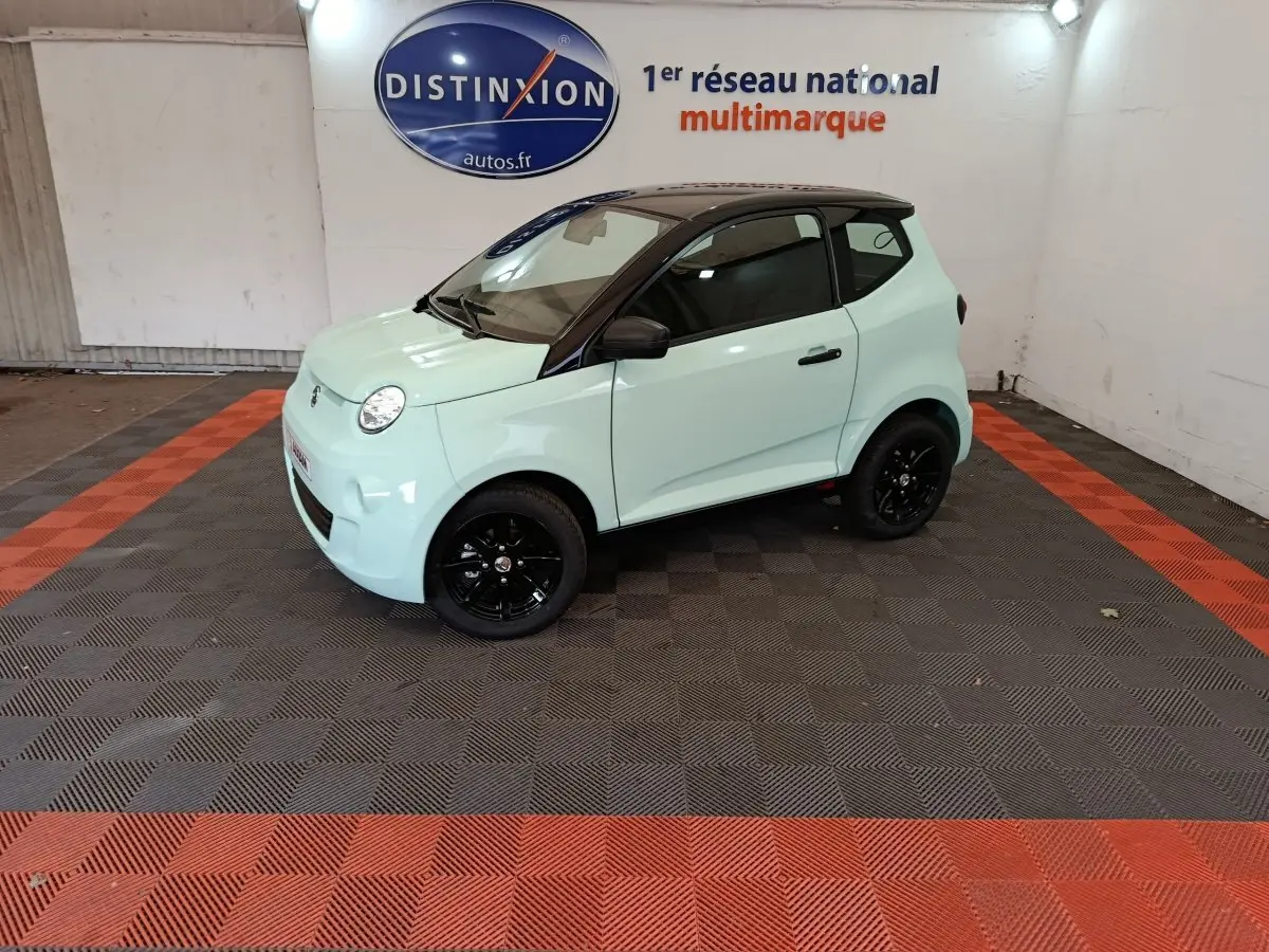 Vue 3/4 avant droit de l'AIXAM AMBITION Easy Chic thermique S10-2 vert clair avec toit noir et jantes noires.