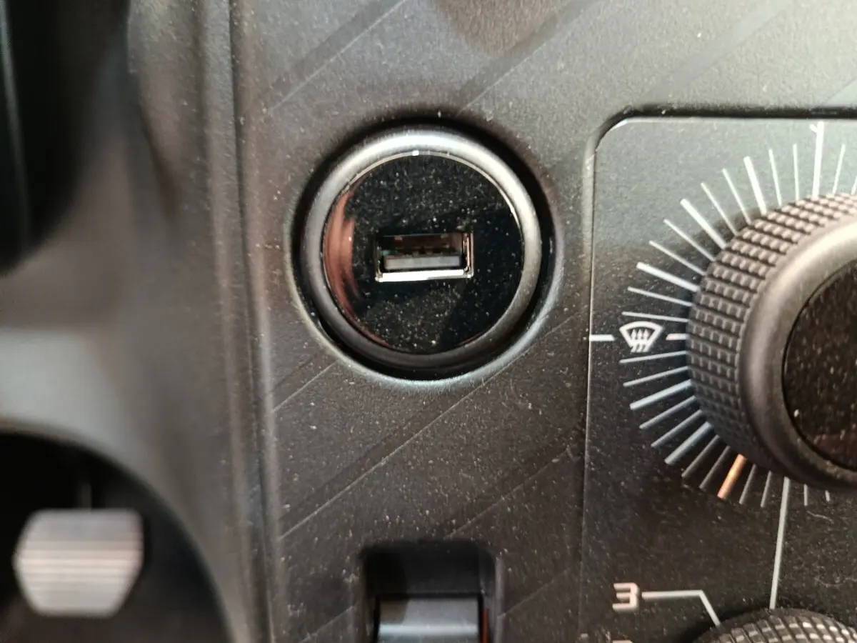 Détail du port USB et du bouton de réglage du tableau de bord intérieur de l'AIXAM Ambition Easy Chic 2026.