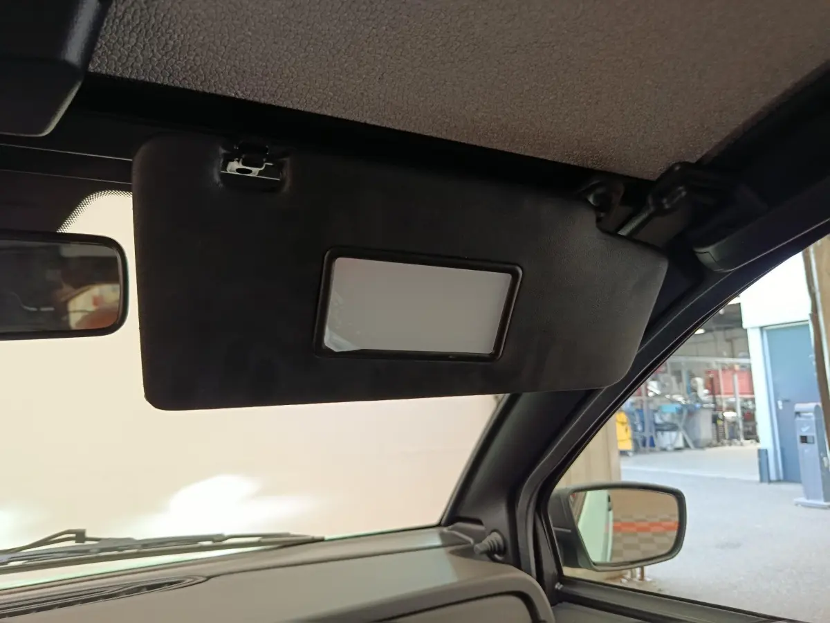 Détail intérieur du pare-soleil côté conducteur avec miroir, dans une Aixam Ambition Easy Chic thermique verte 2026.