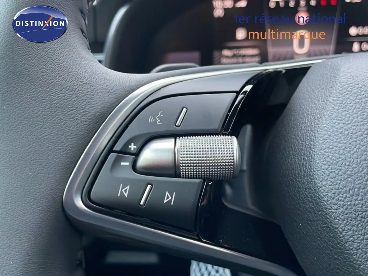 Gros plan sur les commandes au volant du Skoda Kamiq 2025 en gris graphite, mettant en valeur la molette métallique texturée.