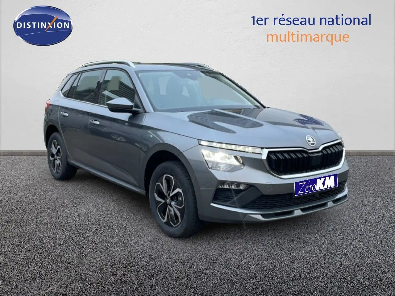 SUV Skoda Kamiq gris graphite métal vu en 3/4 avant droit avec calandre noire et jantes alliage.