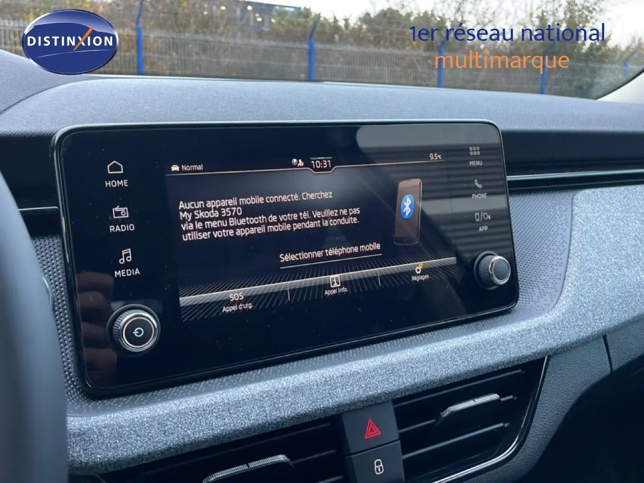 Vue rapprochée de l’écran tactile central du tableau de bord du Skoda Kamiq gris graphite, affichant le menu Bluetooth.
