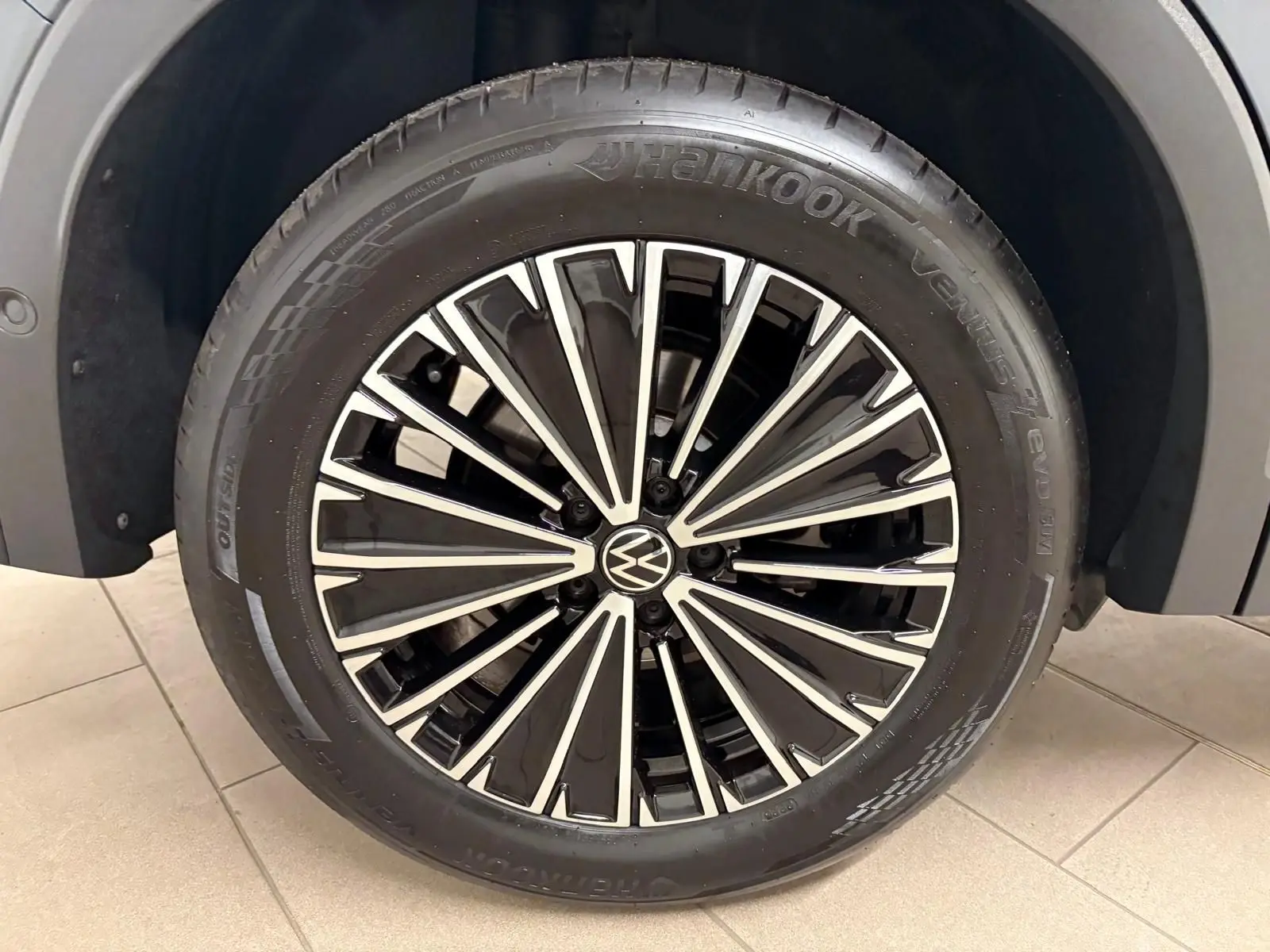 Gros plan sur la jante alliage bicolore du Volkswagen Tiguan 2.0 TDI 150 DSG7 Elegance gris Dauphin.