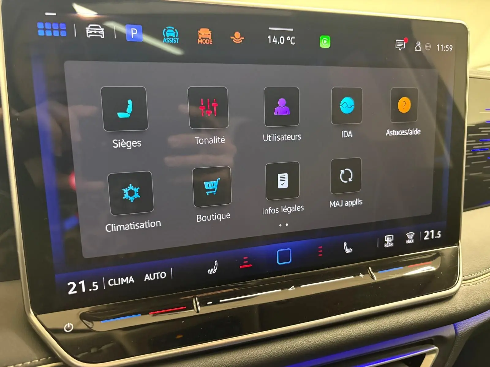Écran tactile central affichant les réglages de sièges, climatisation et applications dans un Volkswagen Tiguan 2025.