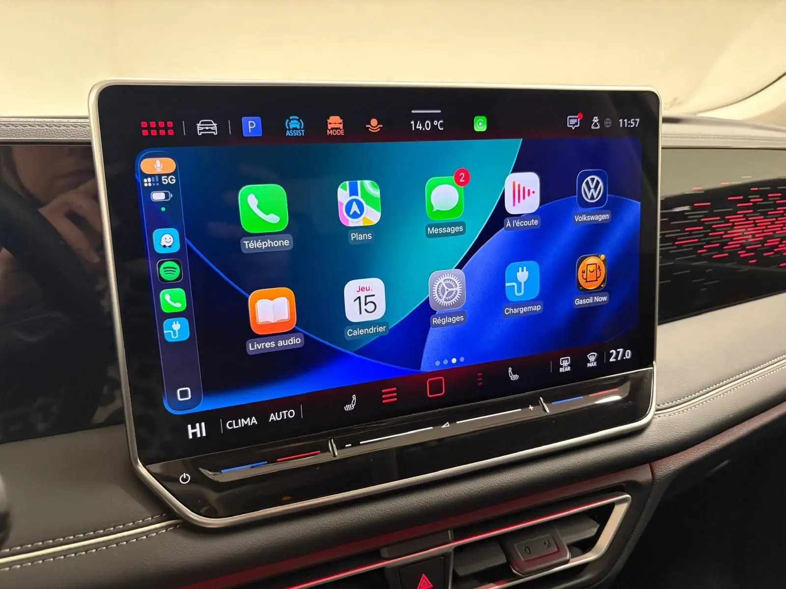 Écran tactile central du Volkswagen Tiguan 2025, affichant les applications connectées dans un intérieur moderne.