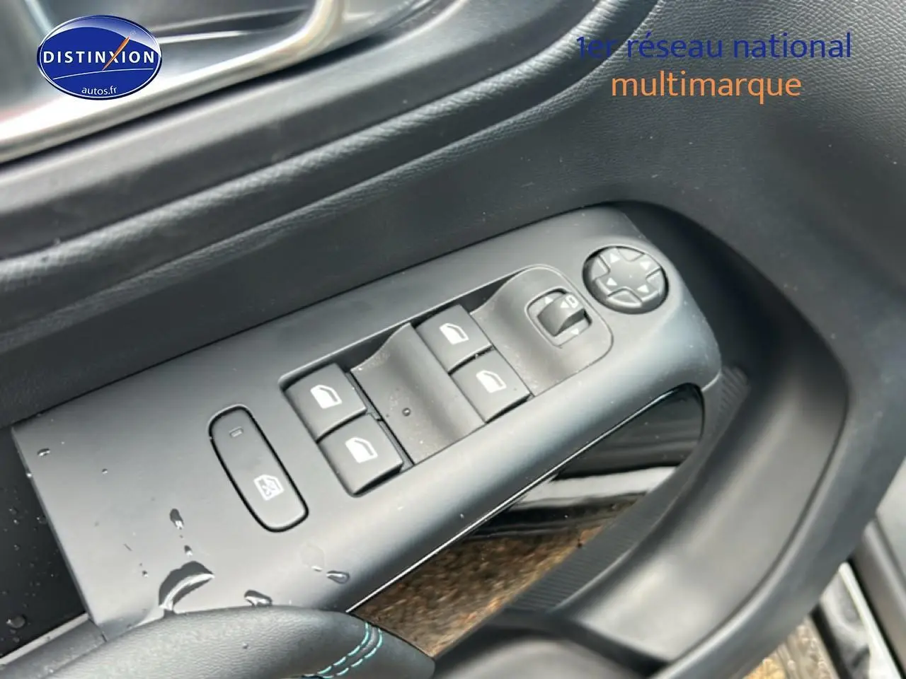 Détail des commandes des vitres côté gauche intérieur d’une Citroën C5 Aircross noire 2025.