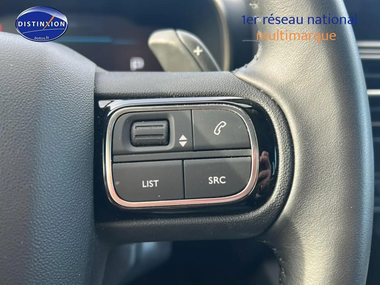 Gros plan sur les commandes multifonctions du volant cuir noir du Citroën C5 Aircross 2025.