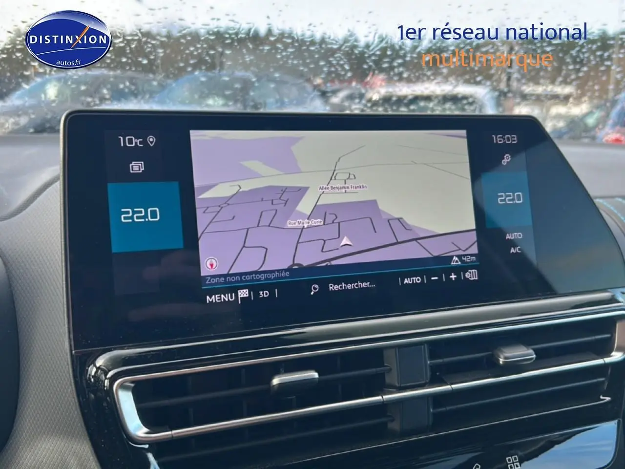 Vue rapprochée de l’écran tactile central affichant la navigation du Citroën C5 Aircross noir, avec commandes climatisation visibles.