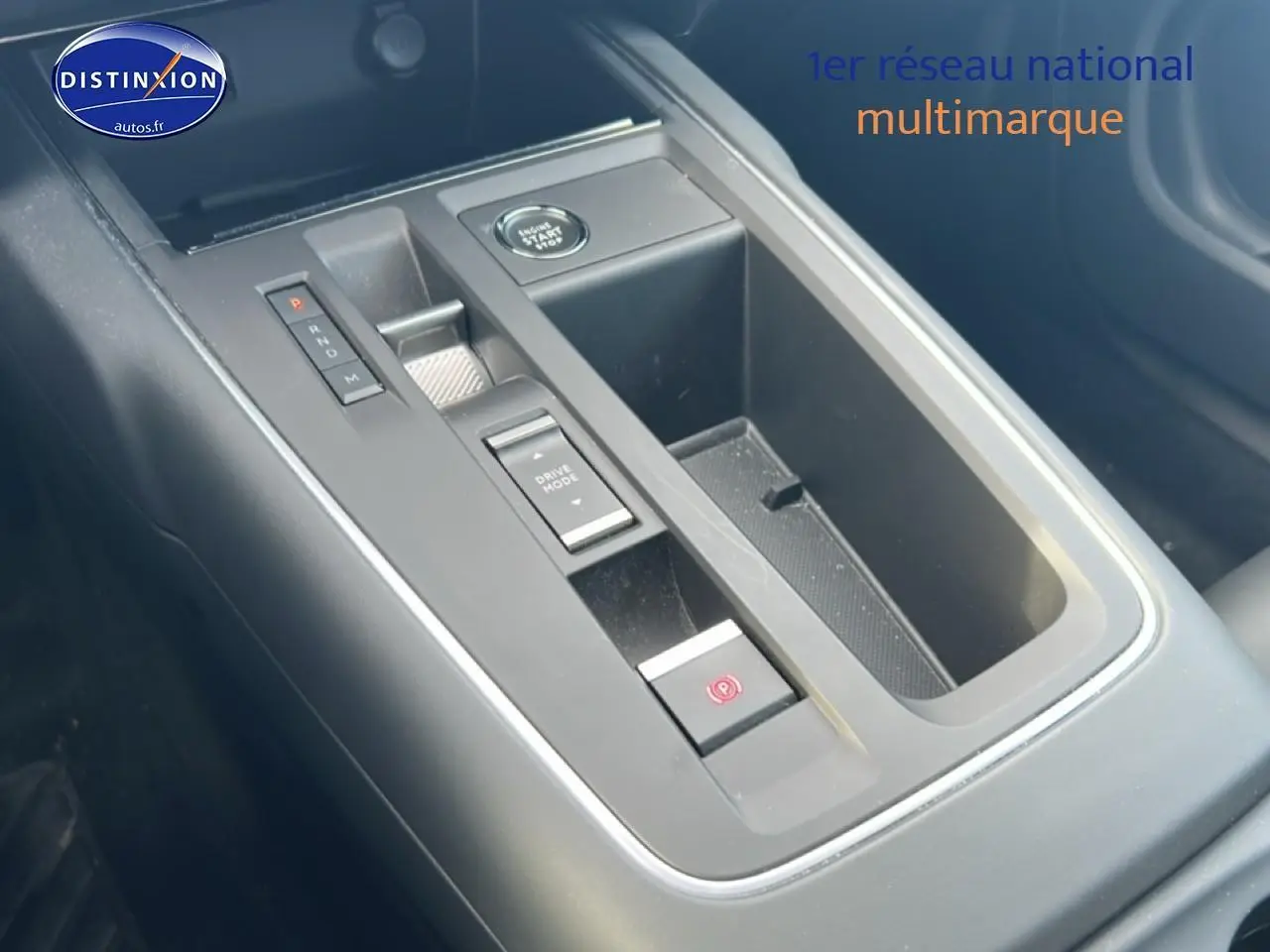 Vue rapprochée de la console centrale noire du Citroën C5 Aircross 1.2 hybride avec bouton start et commande boîte auto.