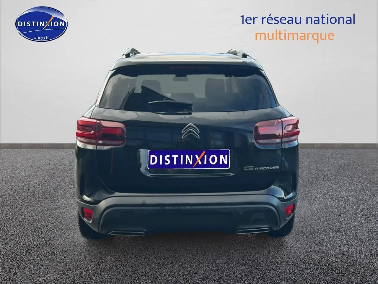 Vue arrière d'un Citroën C5 Aircross noir 2025 avec feux arrière LED et barres de toit visibles.