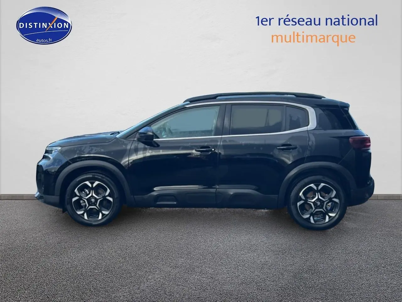 Profil côté gauche du Citroën C5 Aircross noir 2025 avec jantes alu et barres de toit visibles.
