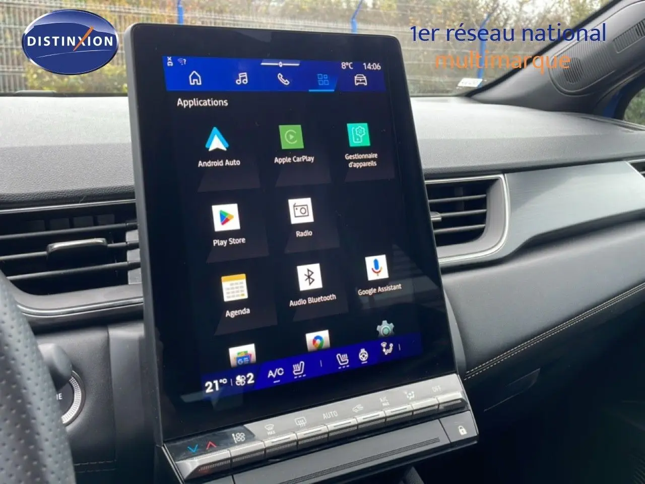 Vue intérieure du tableau de bord de la Renault Symbioz 2025, avec écran tactile central vertical et finition noire élégante.