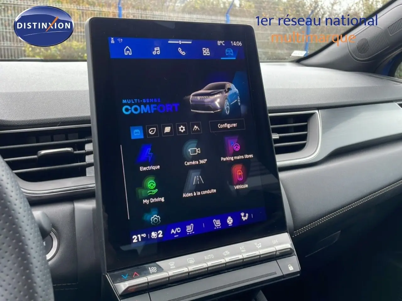 Vue intérieure de la console centrale du Renault Symbioz 2025 avec écran tactile affichant le mode confort.