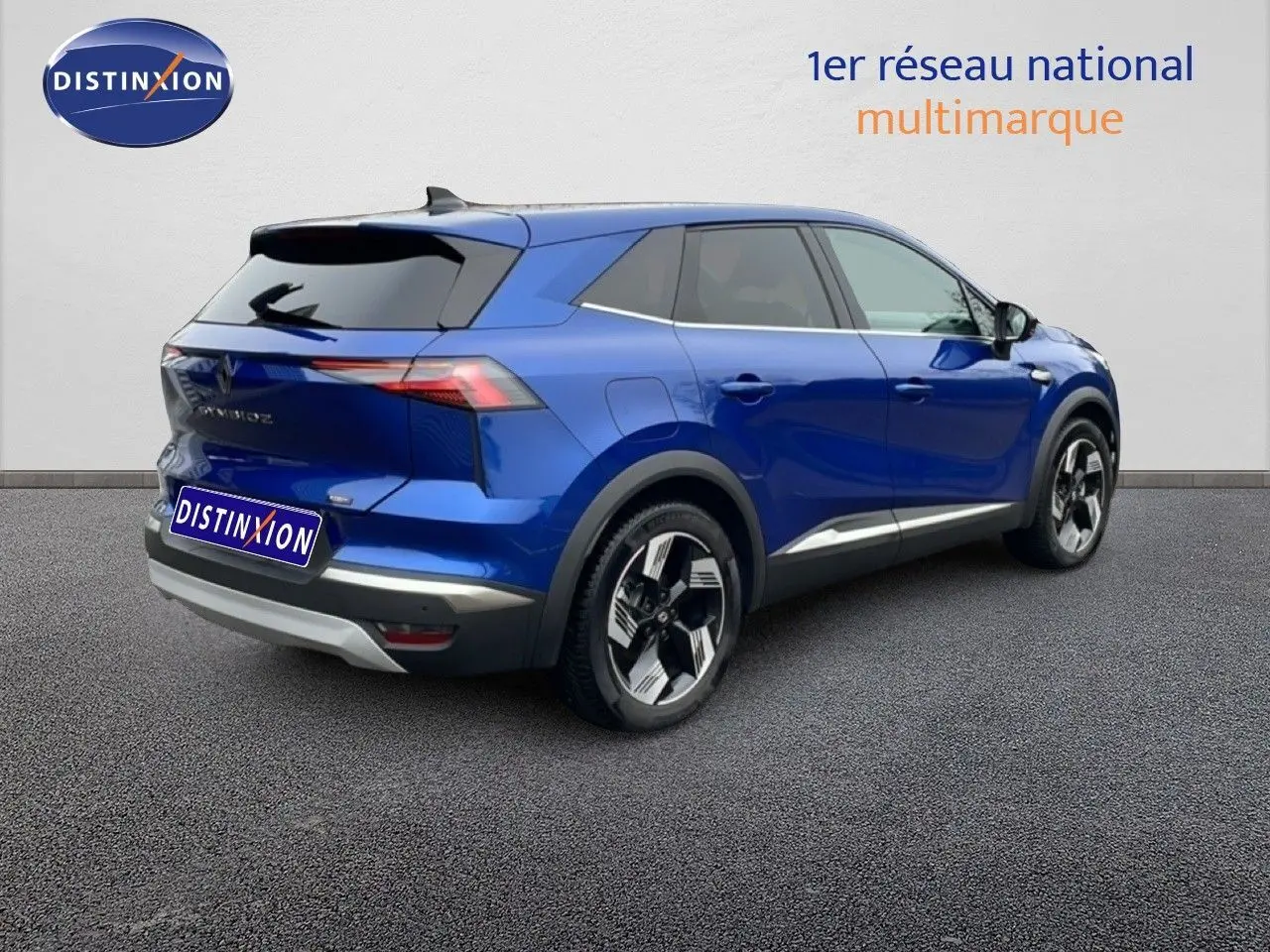 Vue 3/4 arrière droite d'un Renault Symbioz bleu Iron Metal avec jantes bicolores et toit noir.