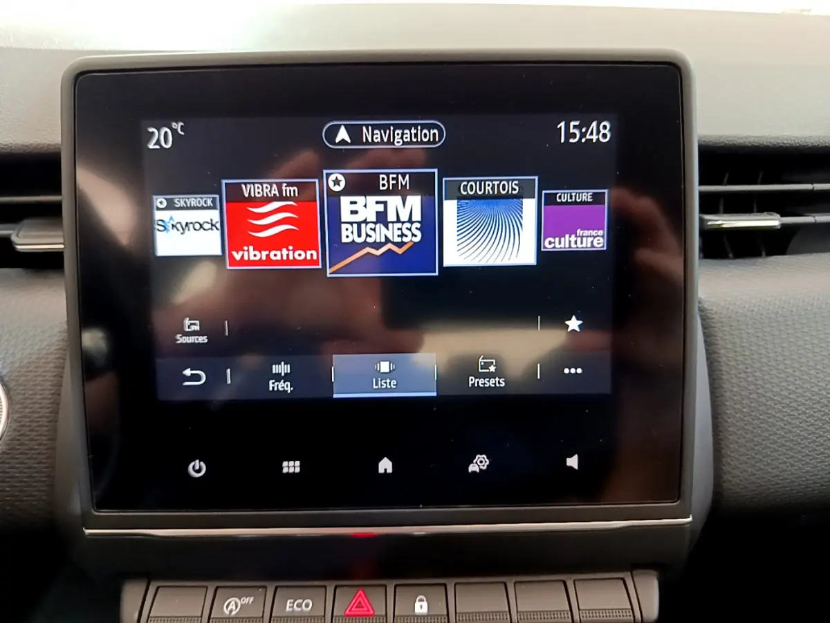 Écran tactile central de la Renault Clio Business TCe 100 2020 affichant les stations radio, entouré du tableau de bord gris.