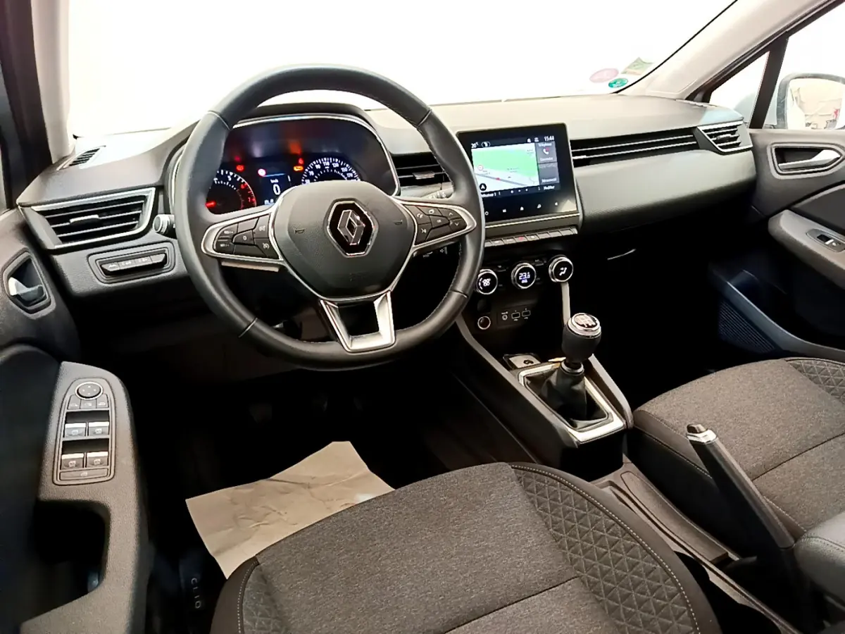 Vue intérieure avant de la Renault Clio Business TCe 100 2020, tableau de bord noir avec écran tactile et volant multifonctions.