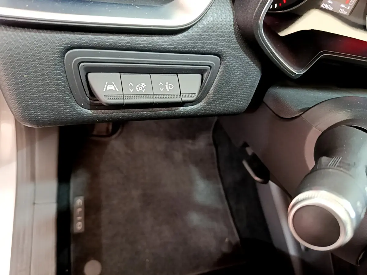 Détail intérieur côté gauche du tableau de bord de la Renault Clio Business TCe 100 2020, avec commandes d'aide à la conduite.