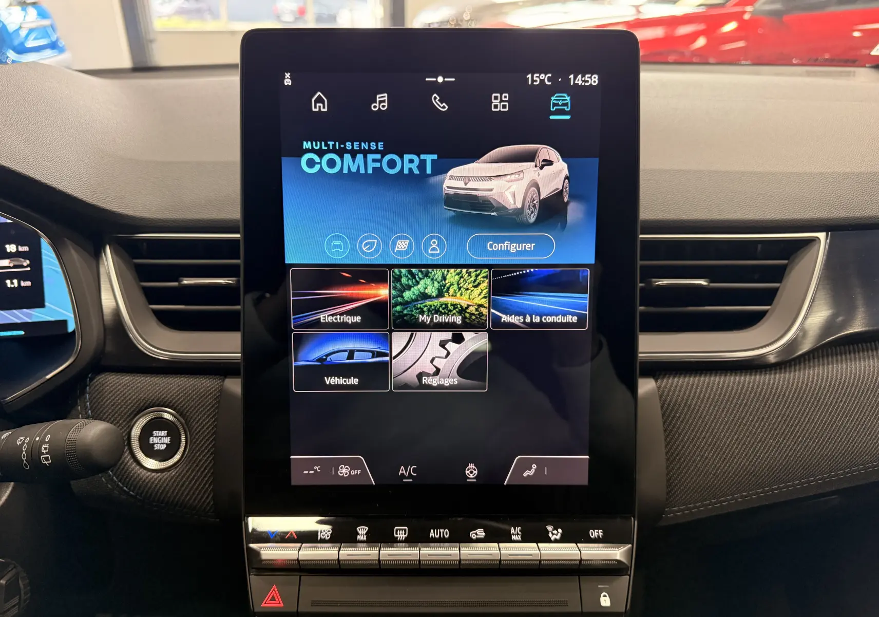 Écran tactile central vertical du tableau de bord du Renault Captur E-Tech blanc nacré, affichant le mode Confort.