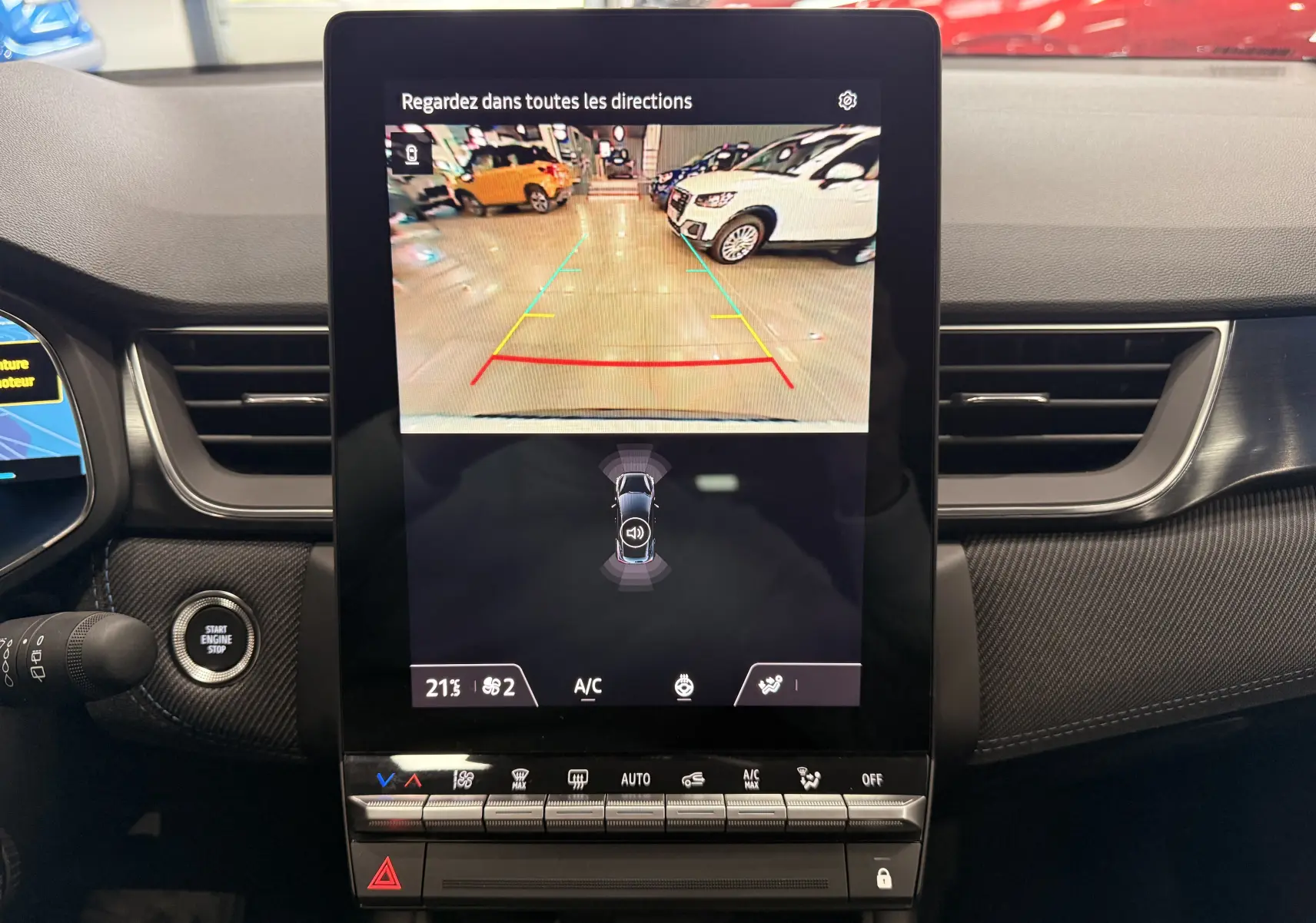Vue intérieure du tableau de bord du Renault Captur E-Tech 2026, écran tactile affichant la caméra de recul avec guidage.