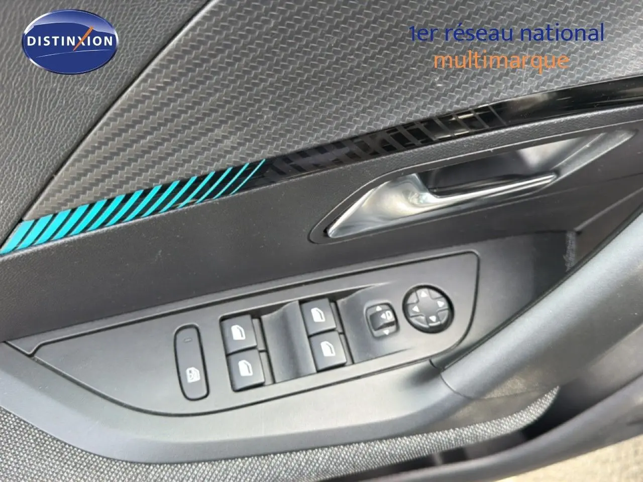 Détail de la porte côté conducteur du Peugeot 2008 noir perle métal, montrant les commandes des vitres et rétroviseurs.