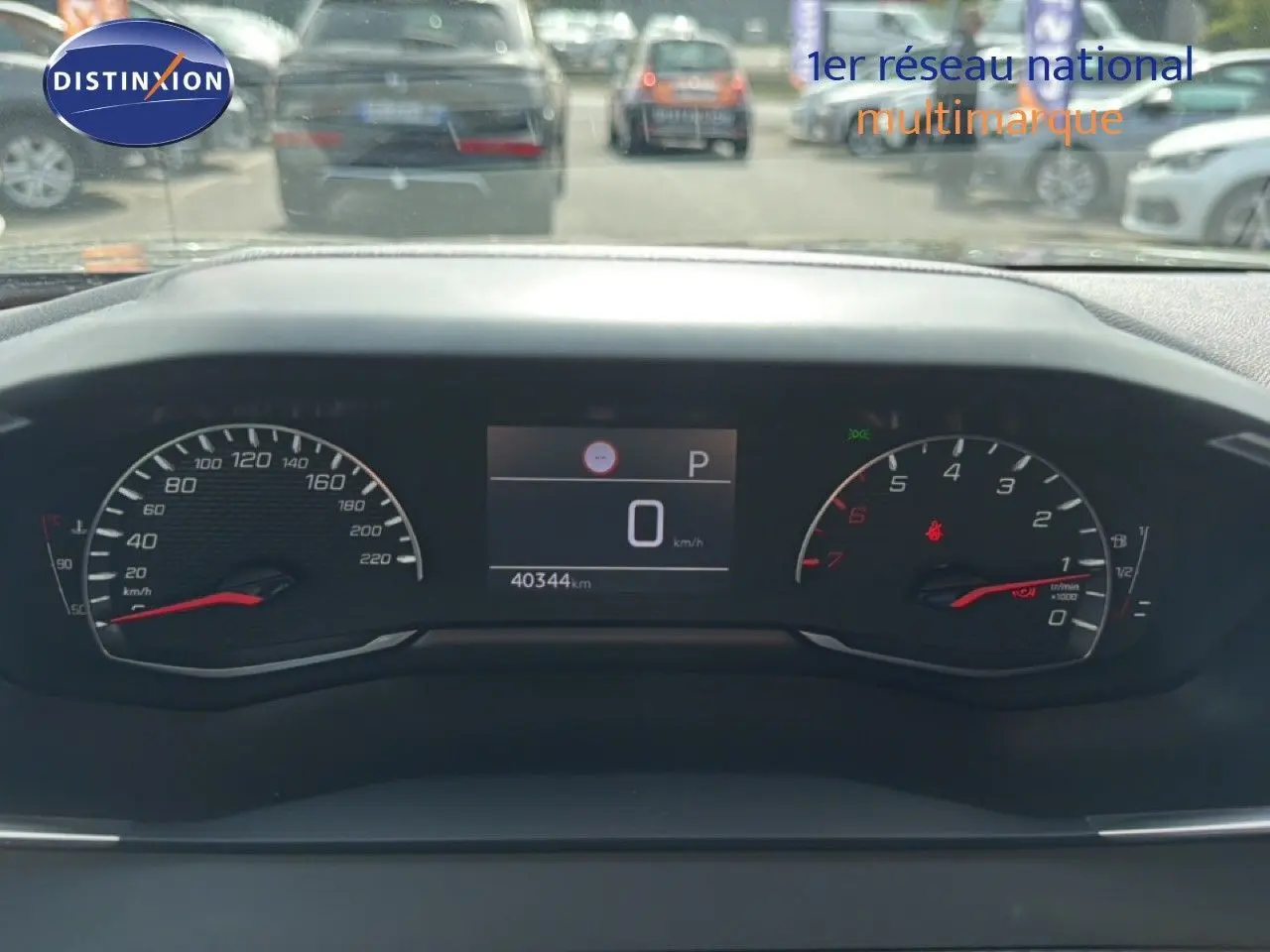 Tableau de bord du Peugeot 2008 2022, affichage numérique au centre, compteur vitesse et compte-tours en vue frontale.