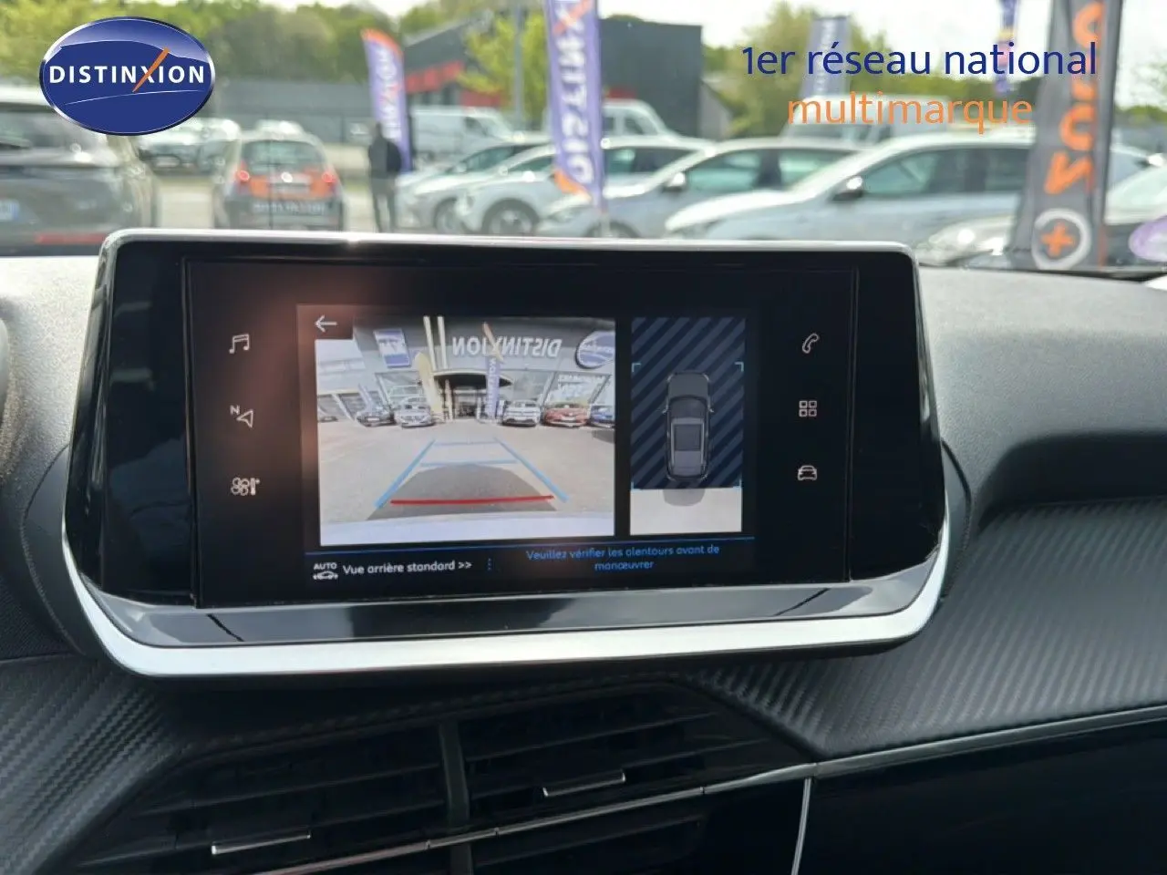 Écran tactile central affichant la caméra de recul et la vue 360 dans l’habitacle d’une Peugeot 2008 noir perle métal.