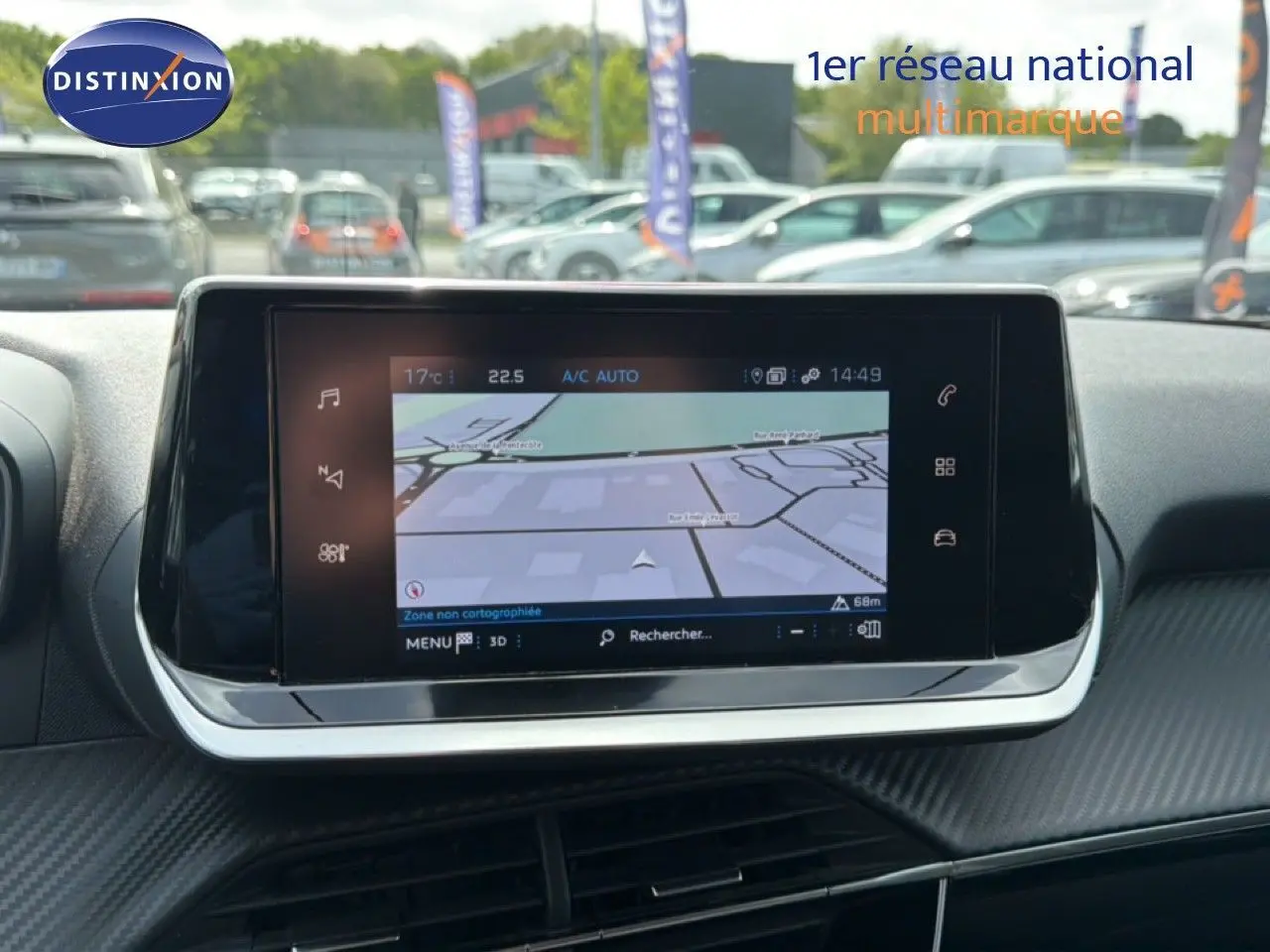 Écran tactile central avec navigation GPS dans l'habitacle du Peugeot 2008, vue frontale du tableau de bord.